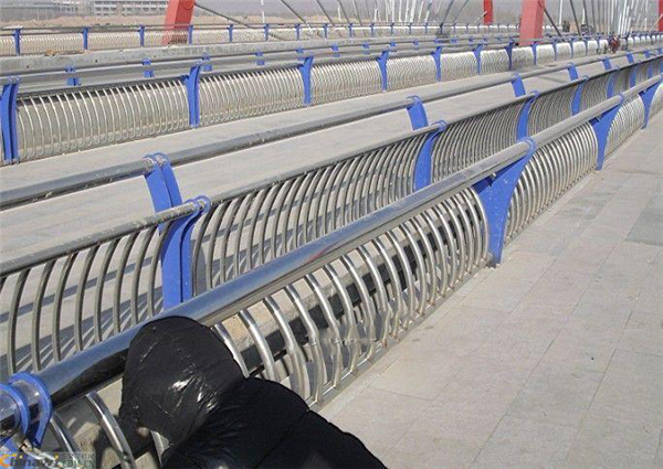 广东不锈钢复合管护栏一种安全而耐用的防护解决方案